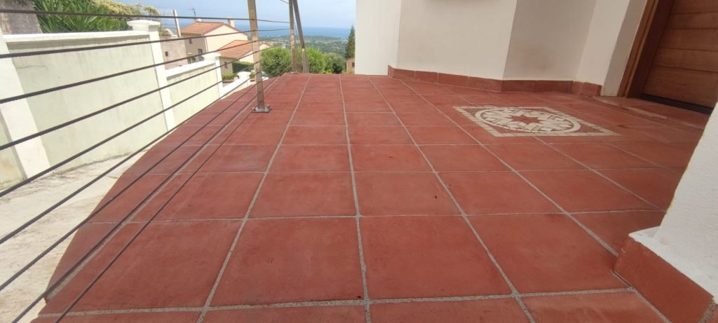 Terrasse en terre cuite après décapage et traitement protecteur à Porto-Vecchio par Caps-2B