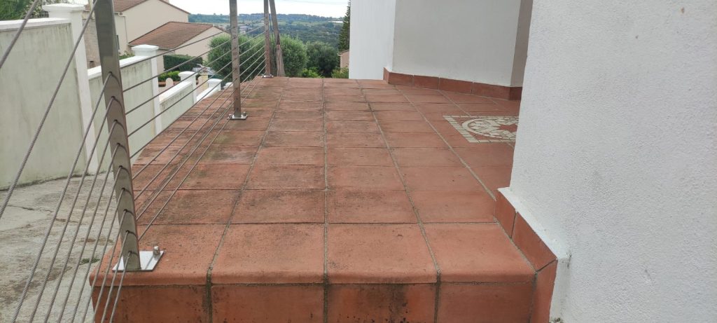 Vue d'ensemble de la terrasse en terre cuite avant intervention à Porto-Vecchio par Caps-2B