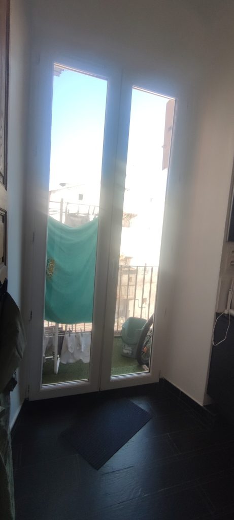 Fenêtre de salle de bain sans film dépoli montrant la visibilité extérieure à Bastia par Caps-2B