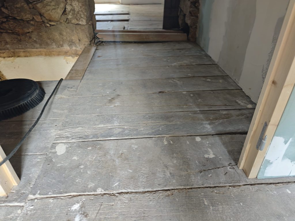 Plancher chataignier ancien de 200 ans à Ajaccio