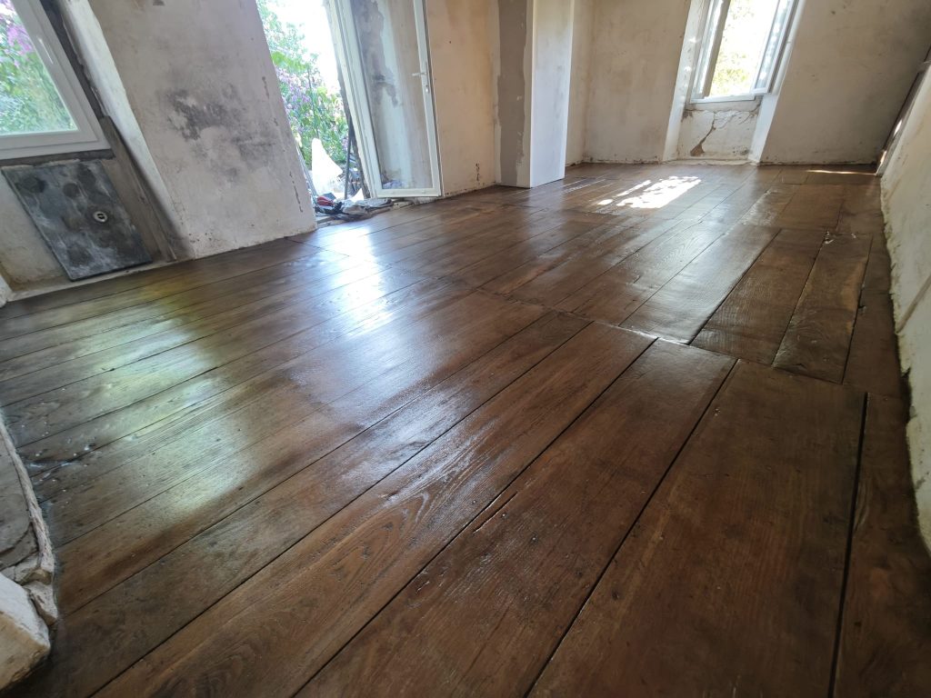 Plancher chataignier apres decapage, poncage et traitement par Caps-2b à Ajaccio