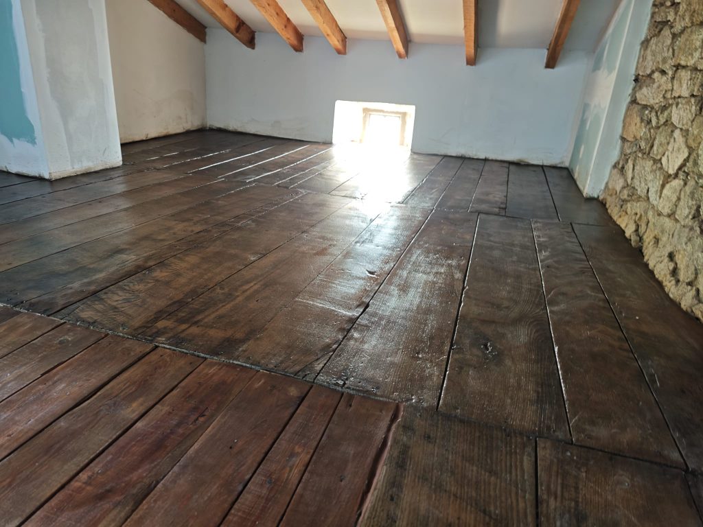 Plancher chataignier apres decapage, poncage et traitement par vitrification satinée par Caps-2b à Ajaccio