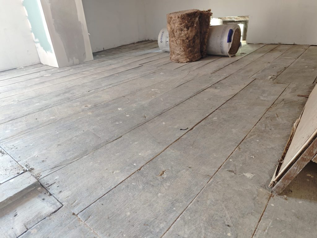 Plancher chataignier avant decapage, poncage et traitement par Caps-2b à Ajaccio