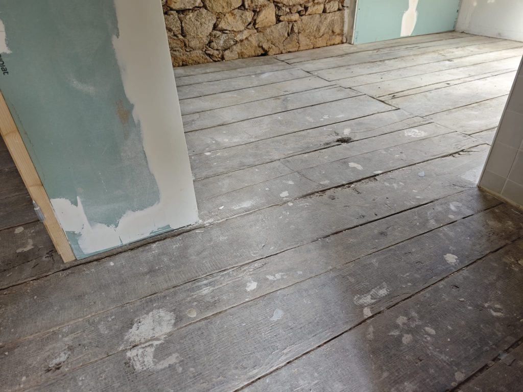 Plancher chataignier état de départ, une rénovation sera faite par Caps-2b à Ajaccio