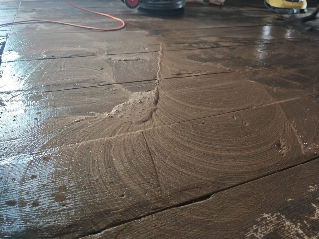 Plancher chataignier pendant le décapage trés encrasé effectué par Caps-2b à Ajaccio