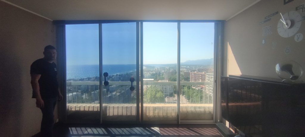 Comparaison vitrage avec et sans film solaire anti-chaleur dans appartement à Bastia par Caps-2B