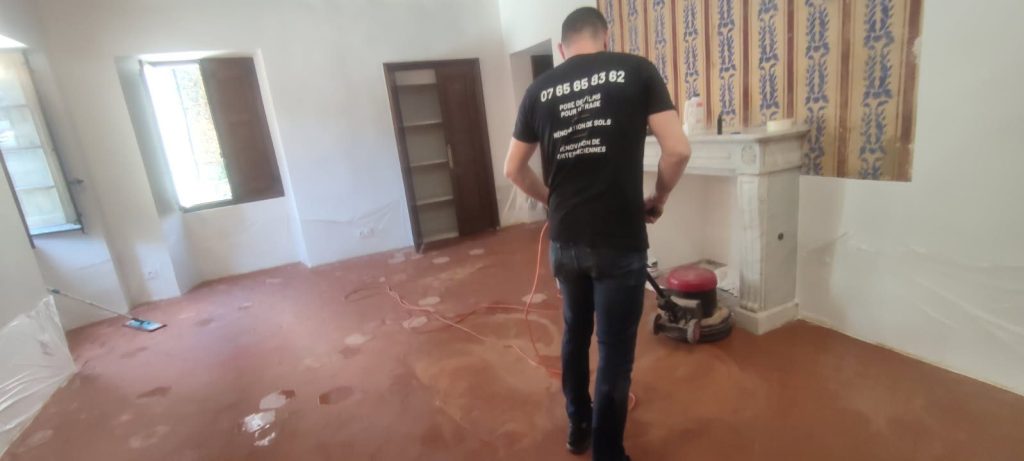 Décapage en cours des tomettes hexagonales en terre cuite à Bastia par Caps-2B