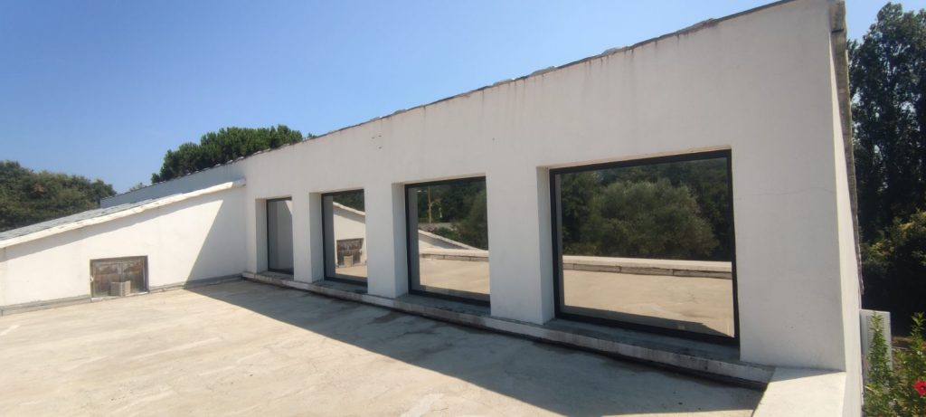 Vue extérieure des vitrages avec films solaires anti-chaleur posés à Cervione par Caps-2B