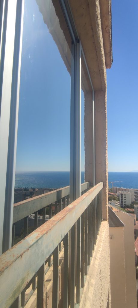 Baies vitrées avec films solaires effet miroir sur véranda avec vue mer à Bastia par Caps-2B