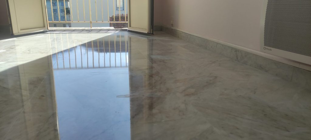 Sol en marbre blanc veiné après rénovation complète avec effet miroir à Corte par Caps-2B