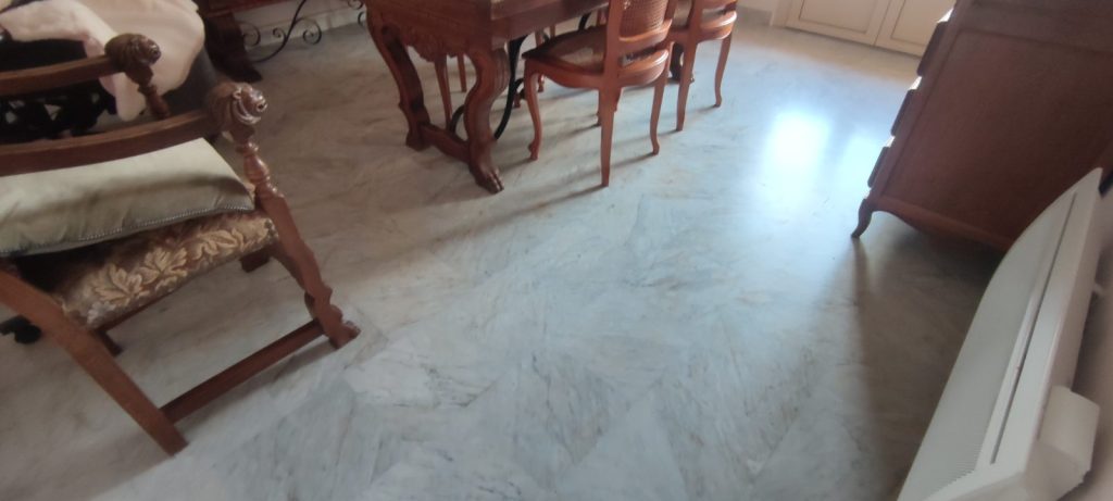 Marbre blanc avant restauration dans salon avec mobilier ancien à Corte par Caps-2B