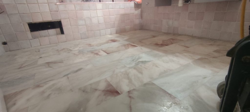 Sol en marbre rose avant rénovation avec joints défaillants à Corte par Caps-2B