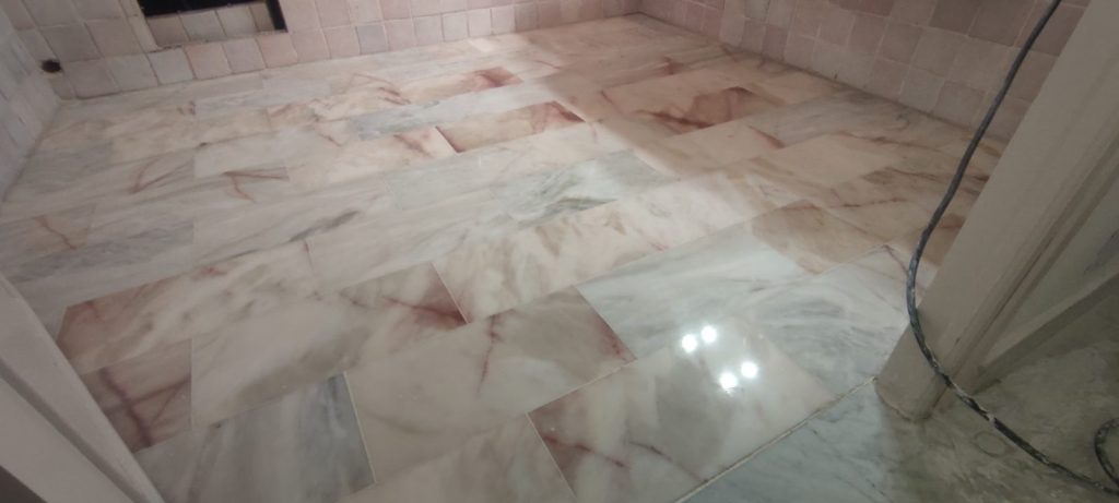 Marbre rose poli et cristallisé après intervention de restauration à Corte par Caps-2B