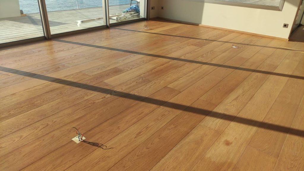 Parquet en chêne huilé et nettoyé après chantier dans une villa avec vue mer à Ajaccio par Caps-2B