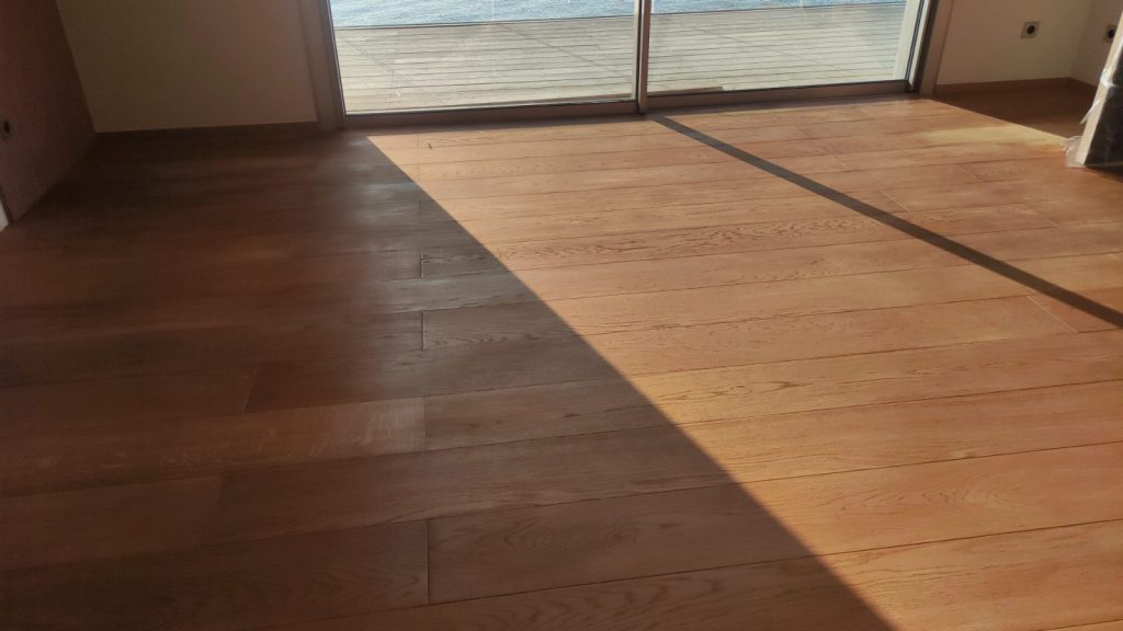 Résultat final parquet chêne massif nettoyé et huilé en deux couches grande pièce de vie à Ajaccio par Caps-2B