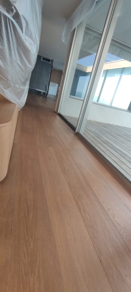 Parquet chêne rénové et protégé par huilage couloir vue sur terrasse à Ajaccio par Caps-2B
