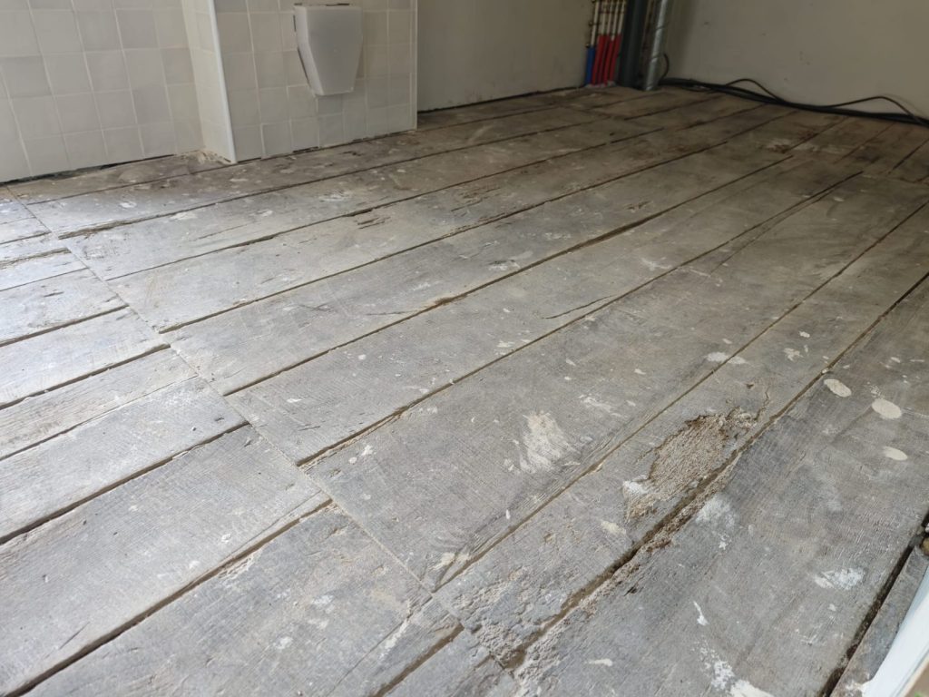 Plancher châtaignier ancien très dégradé avant rénovation à Ajaccio par Caps-2B
