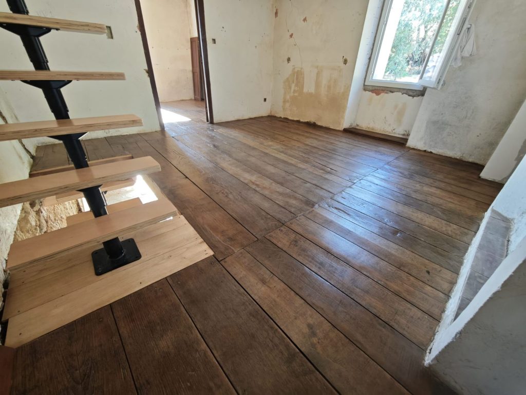 Plancher châtaignier après ponçage et traitement vitrification à Ajaccio par Caps-2B