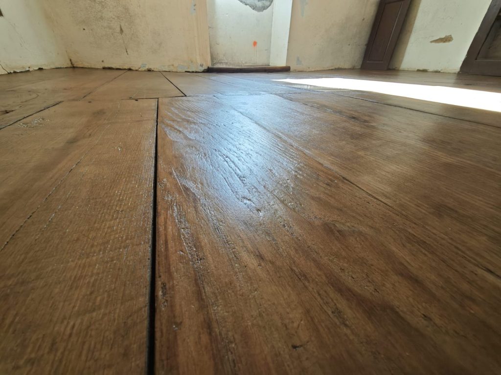 Plancher châtaignier rénové vitrifié avec finition satinée à Ajaccio par Caps-2B