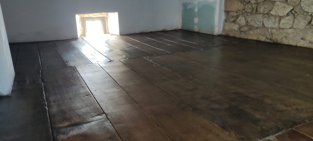 Plancher châtaignier bicentenaire entièrement restauré par Caps-2b à Ajaccio