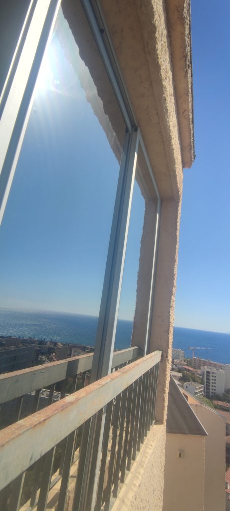 Film solaire anti-UV posé en extérieur sur baie vitrée de véranda à Bastia par Caps-2B