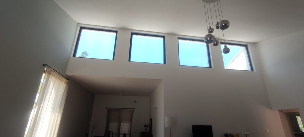 Vue intérieure après pose de films solaires sur vitrages hauts réduisant chaleur et éblouissement à Cervione par Caps-2B