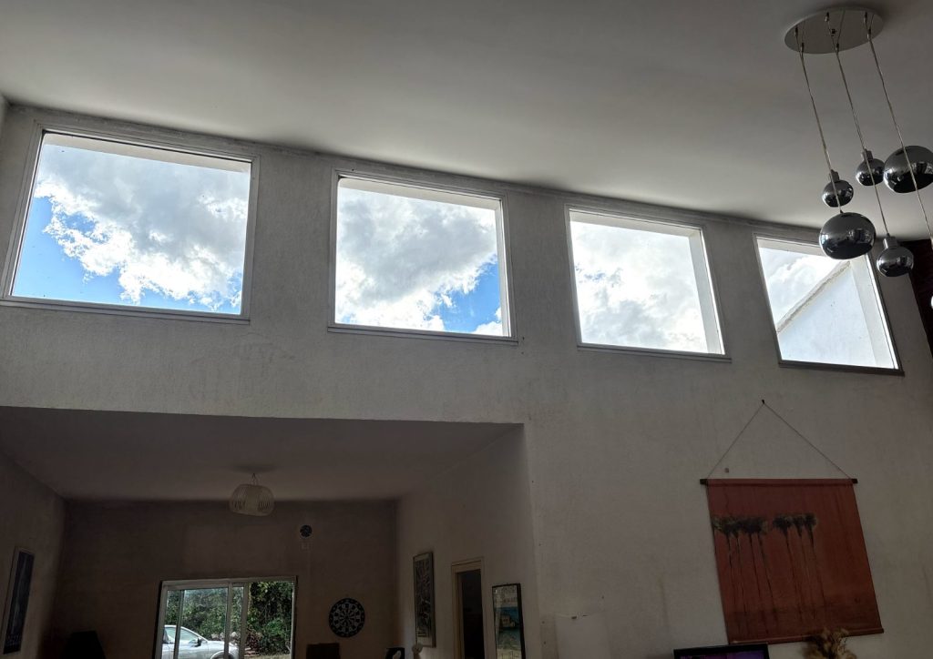 Vue intérieure des vitrages hauts exposés plein ciel avant pose de films anti-UV à Cervione par Caps-2B