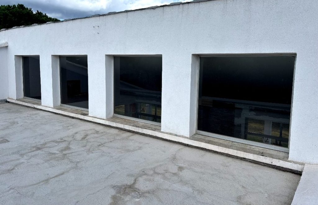 Vitrages extérieurs sans film solaire avant intervention à Cervione par Caps-2B