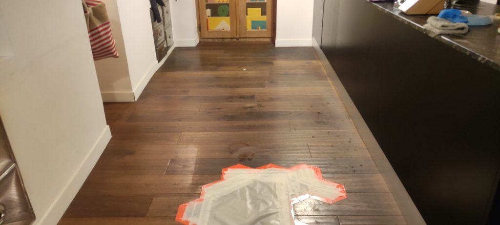 avant renovation parquet massif encrassement côté droit cuisine Bonifacio