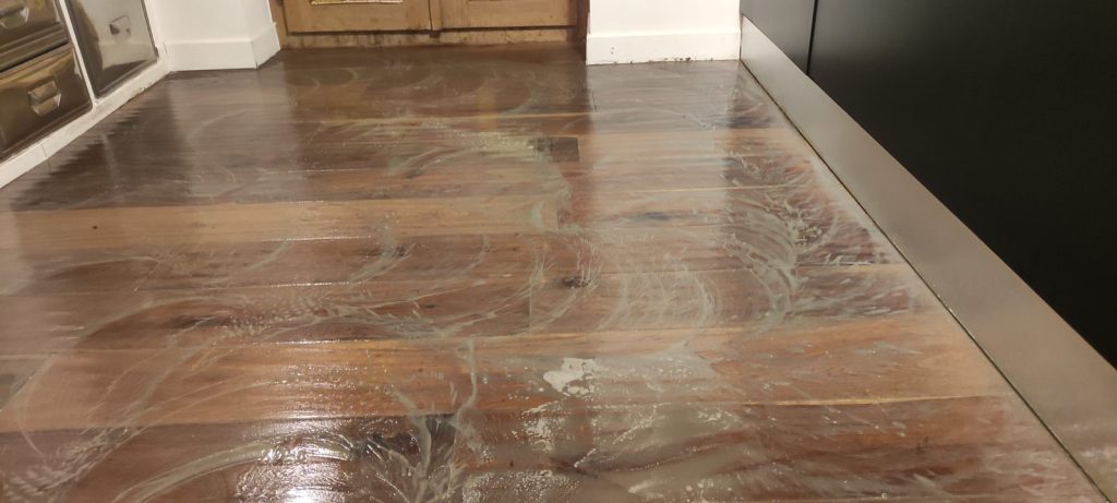 avant renovation plancher massif residus blancs incrustés encrassement profond Bonifacio