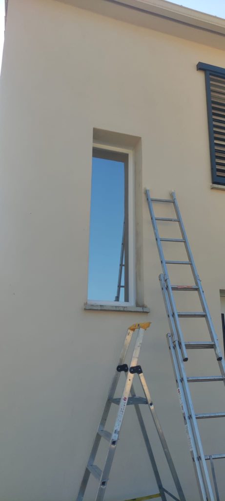 avant renovation pose film solaire meurtriere fenetres plein ouest Vescovato échelles professionnelles façade