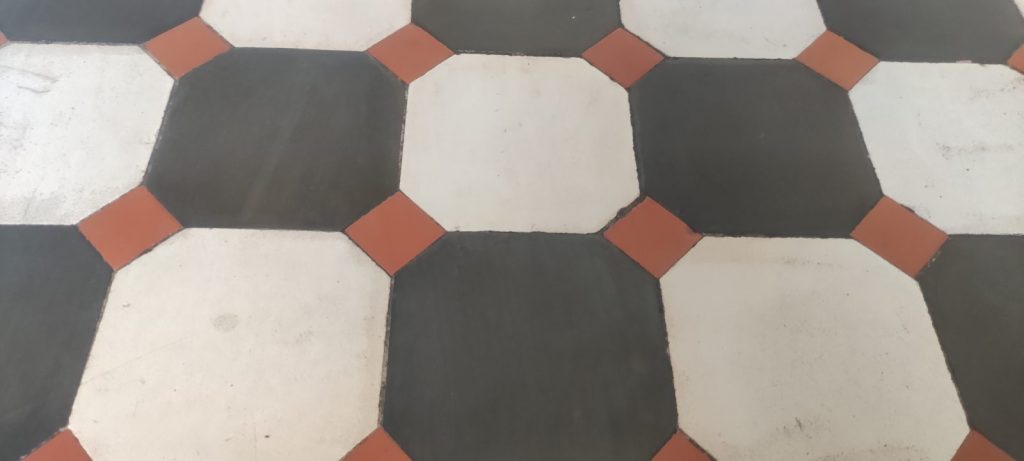Gros plan sur les carreaux de ciment octogonaux noir blanc et rouge avant rejointage à Bastia par Caps-2B