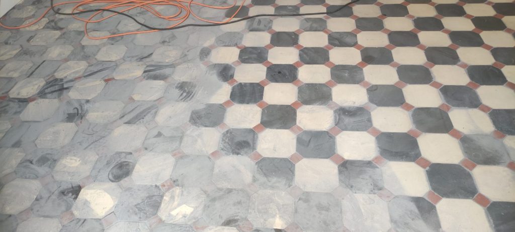 Sol en carreaux de ciment en cours de rejointage avec coulis gris foncé à Bastia par Caps-2B