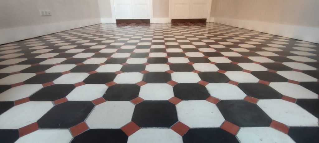 Sol en carreaux de ciment octogonaux noir blanc et rouge finalisé protégé et ciré à Bastia par Caps-2B