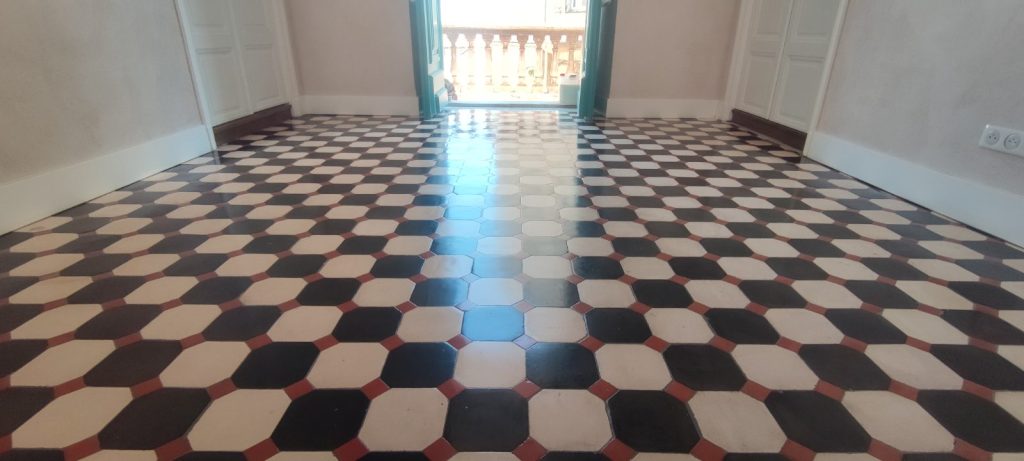 Sol en carreaux de ciment octogonaux noir blanc et rouge entièrement rénové, rejointe et ciré à Bastia par Caps-2B