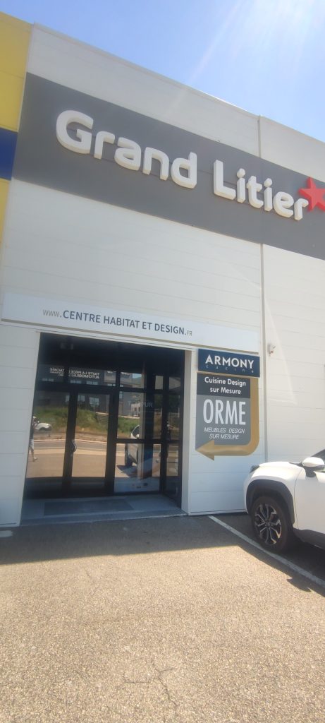 Entrée principale du magasin Grand Litier à Bastia avec films solaires anti-UV posés sur les portes vitrées par Caps-2B