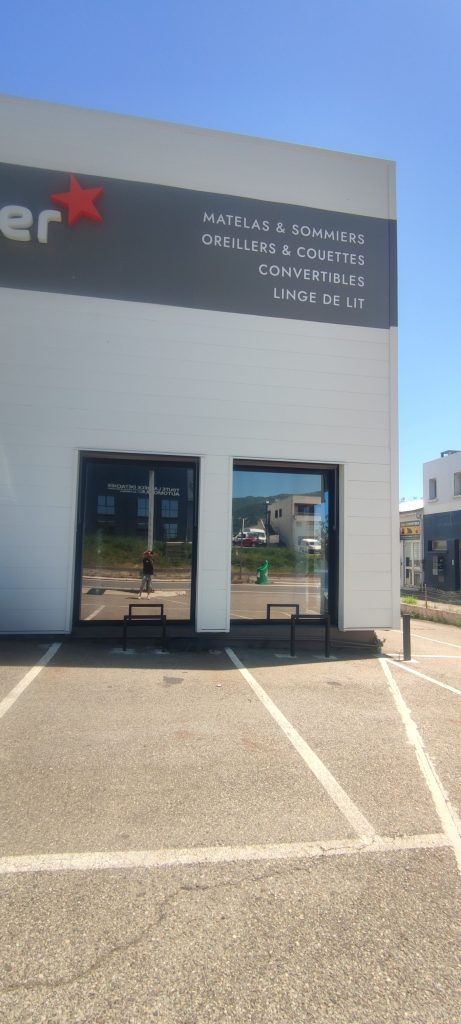 Façade extérieure du magasin Grand Litier à Bastia après pose de films solaires miroir sur les vitrines d'entrée par Caps-2B