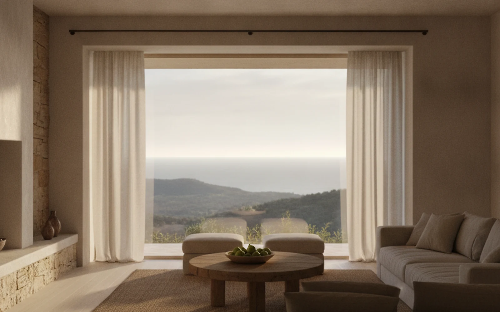 Intérieur corse lumineux avec grande baie vitrée équipée d'un film solaire anti-chaleur, lumière filtrée et pièce fraîche, vue sur le maquis et la mer en Haute-Corse