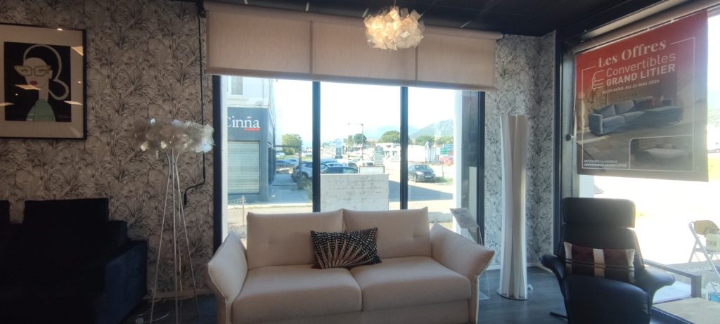 Vue intérieure du showroom Grand Litier à Bastia avec film solaire posé assurant luminosité et protection UV par Caps-2B