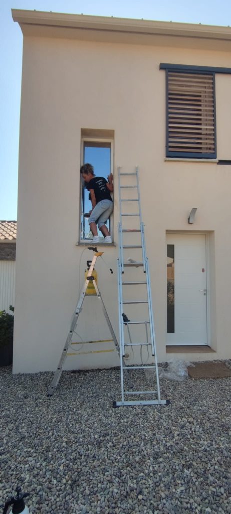 pendant pose film solaire exterieur fenetre plein ouest Vescovato technicien echelle facade