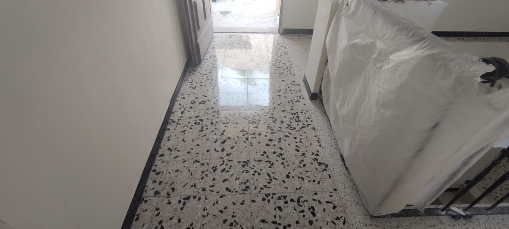 Sol en terrazzo noir et blanc poli et brillant après cristallisation dans un couloir à Ville di Pietrabugno par Caps-2B