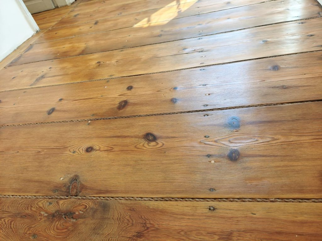 apres renovation detail rainures plancher pin avec corde naturelle Corte